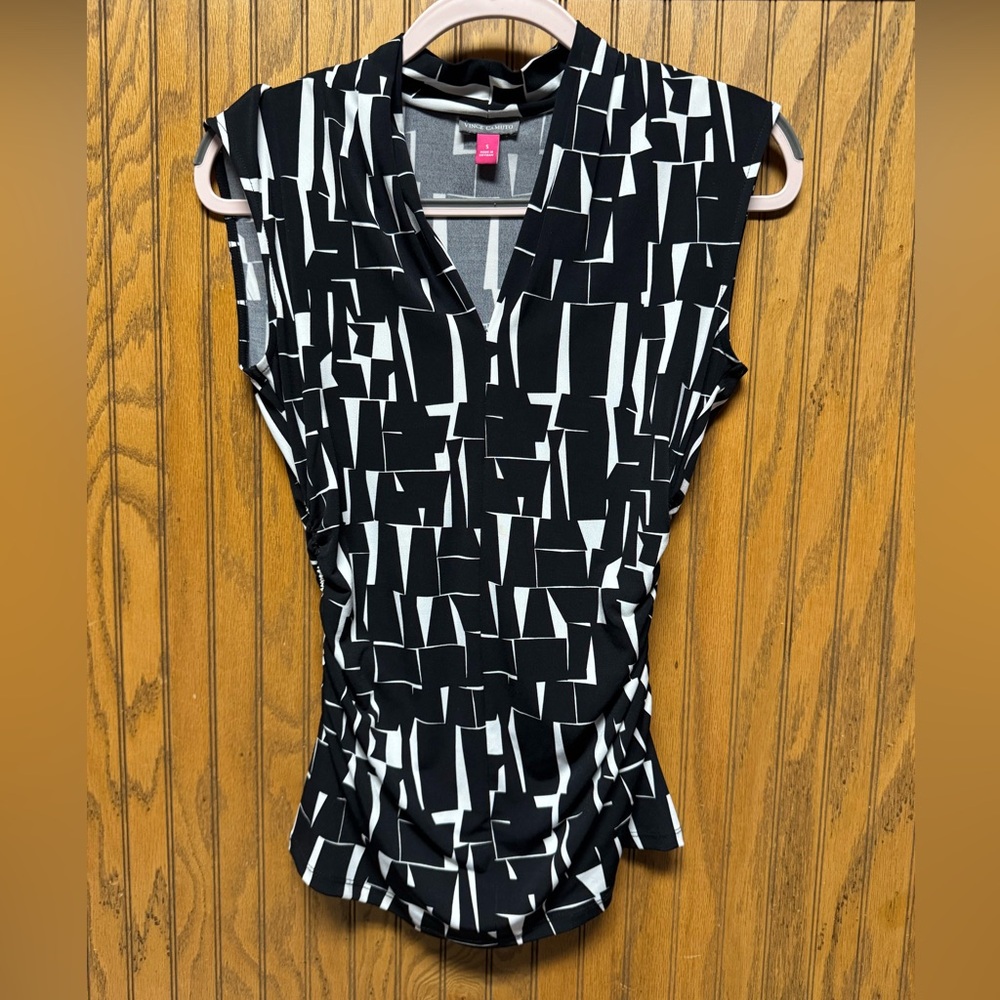 Black & White Vince Camuto V Neck Top Size S